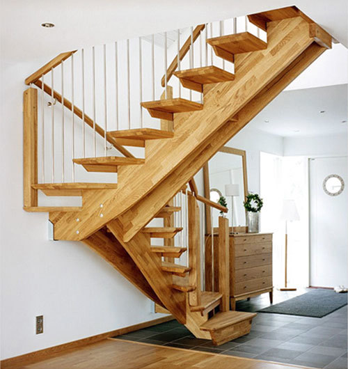 Современные решения в проектировании деревянных лестниц для частных домов