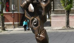 Памятник пчеле-труженице