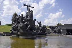 Skulpturnaia kompozytsyia na pl. natsyonalnoho muzeia VOV