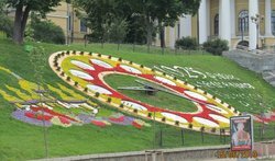 Skulpturnaia kompozytsyia "Tsvetochnye chasy"